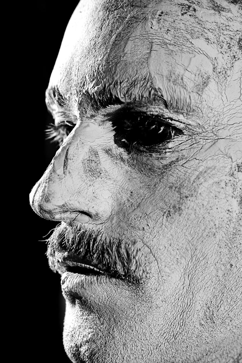Vorschaubild von Riss im Maskenbild — Konzeptuelle Schwarzweiß-Porträt | Philosophische Innenraumkunst Poster