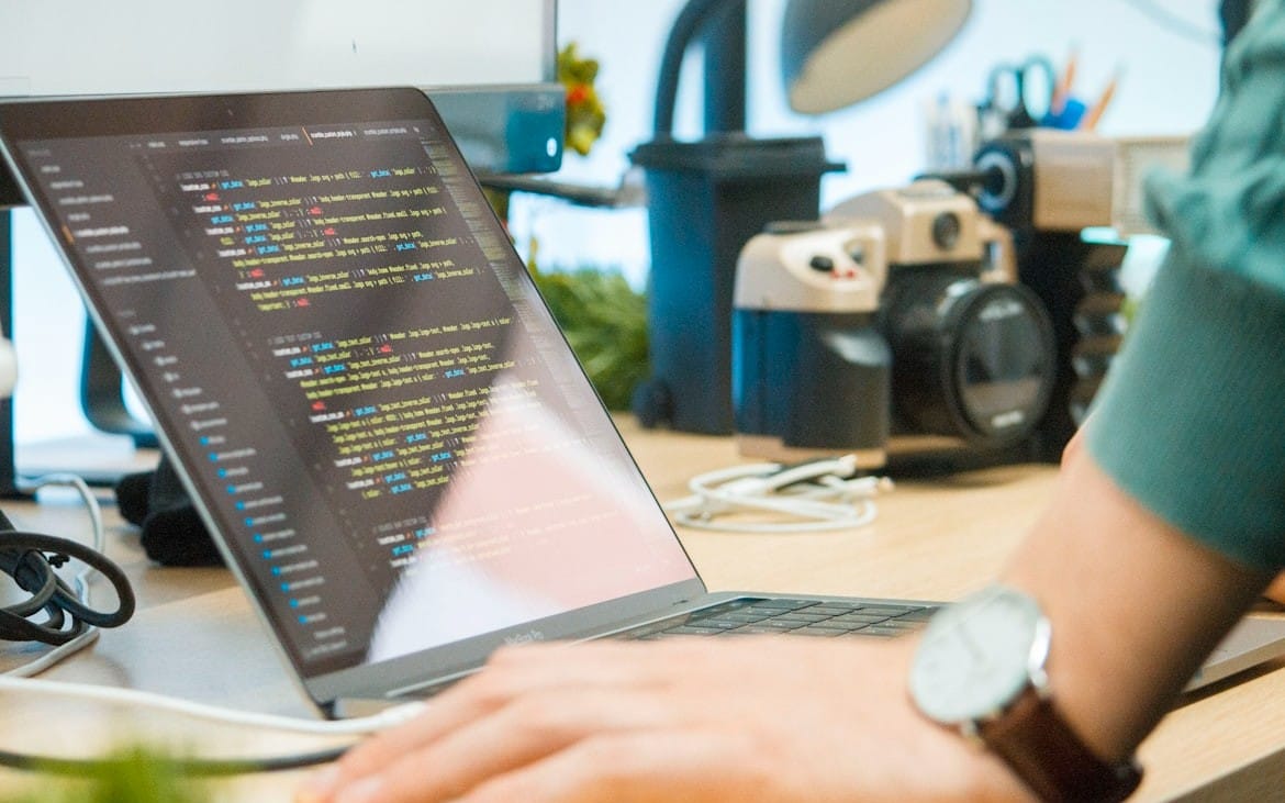 شاشة لابتوب تعرض نصًا برمجيًا أثناء العمل، تصميم سيرة ذاتية احترافية متوافقة مع ATS كمحتوى رقمي