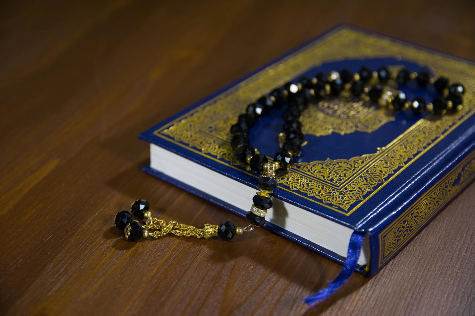 Holy Quran & Tasbeeh Aesthetic Image | Islamische spirituelle Fotografie | Glaube- & Friedens-Wandkunst