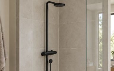 Ducha moderna con plato y columna de ducha